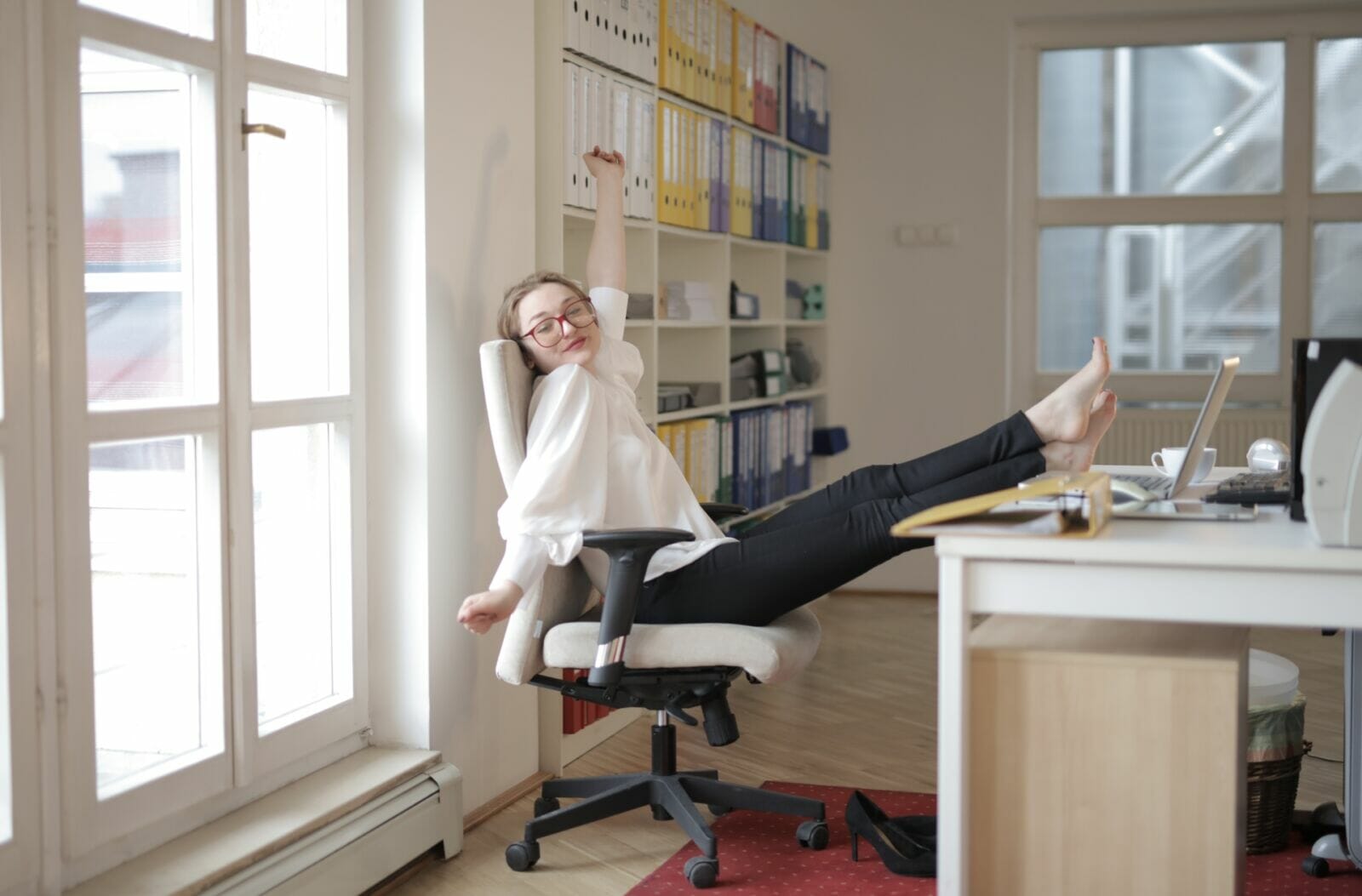5 Benefits of Under Desk Foot Rests: Why Are They Good for You?