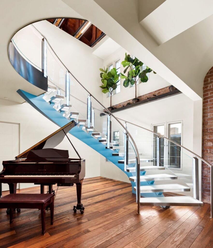 015_GLASS, OPAL & STEEL STAIRCASE