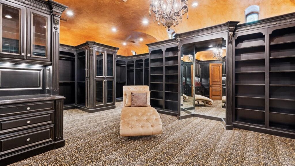 042-Walk in Closet