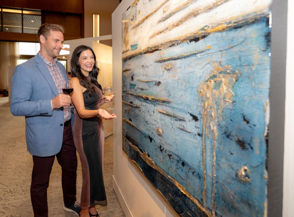 7R502549 Mike and Alina Junkermeier perusing art