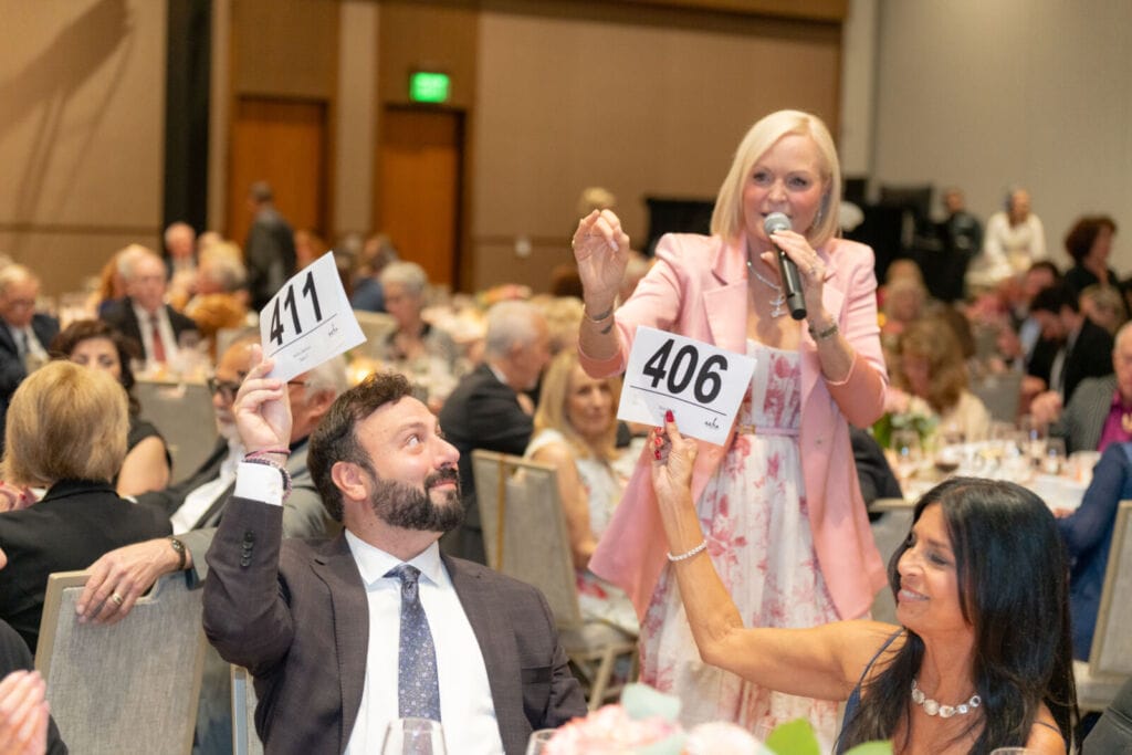 7R503743 Auctioneer Letitia Frye thanking the bidders!